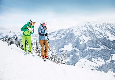 skifahreringeniesstdieaussichtaufdiehohesalvebrixentalmirjageh.jpg